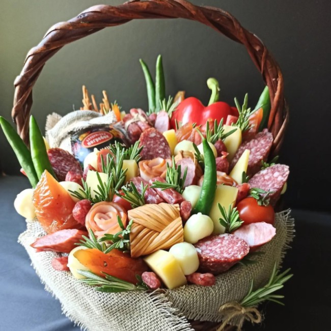 Букет цветов "Колбасная корзина №3" Букет цветов "Колбасная корзина №3"